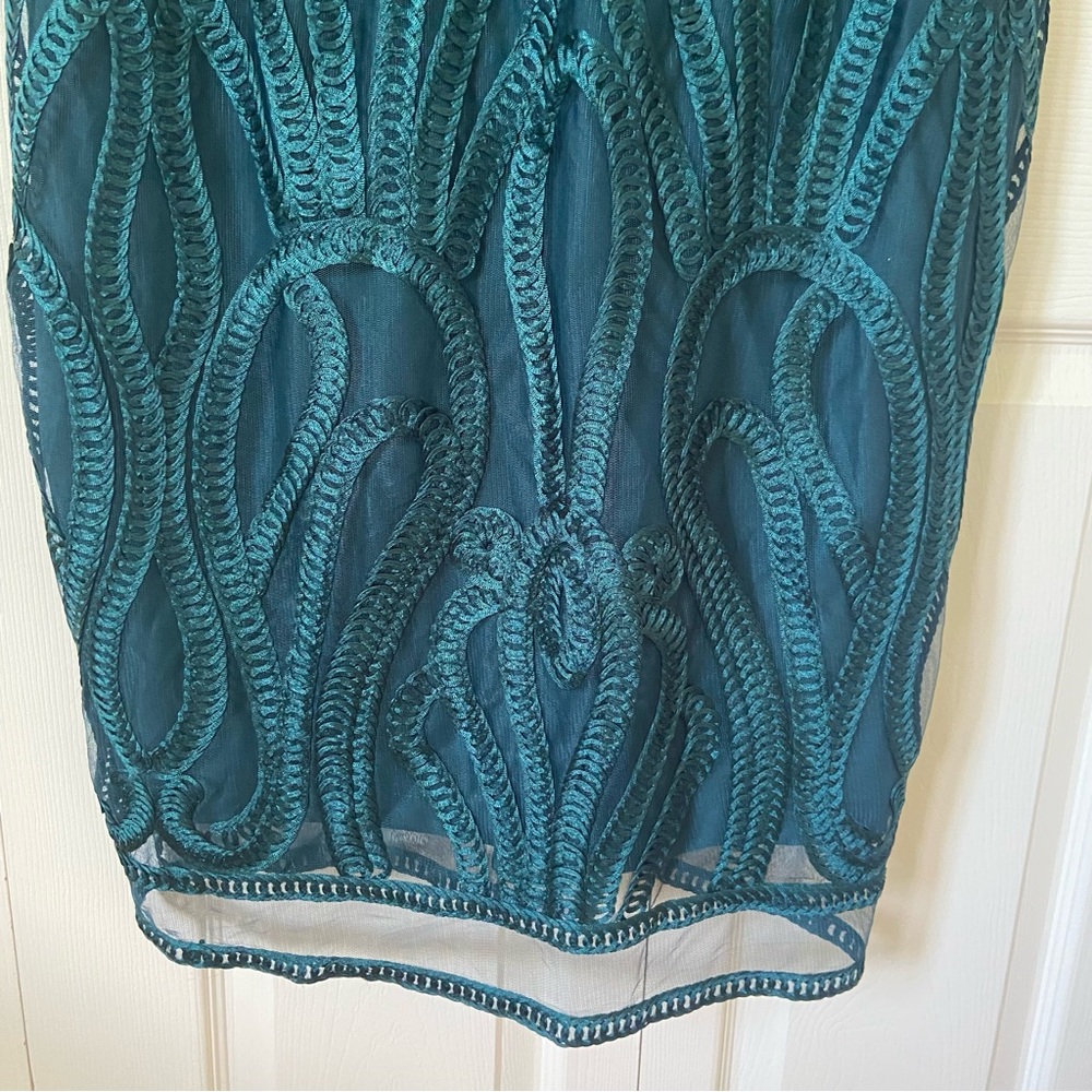 Elegant Green Lace Midi Dress - Picture 7 of 13